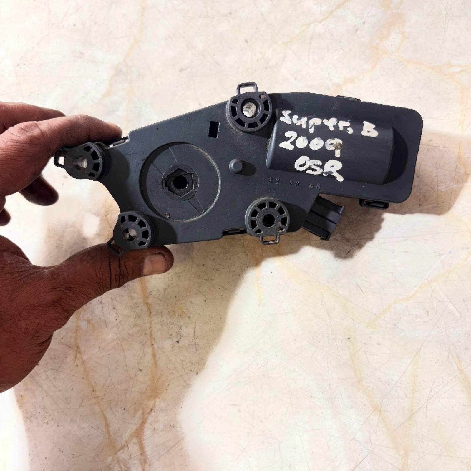 Skoda Superb II 3T sedan actuator flap hinge tailgate right 3T0827300B 2009