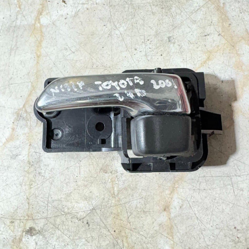 2001 TOYOTA D4D LEFT FRONT PASSENGER SIDE INNER DOOR HANDLE N/S