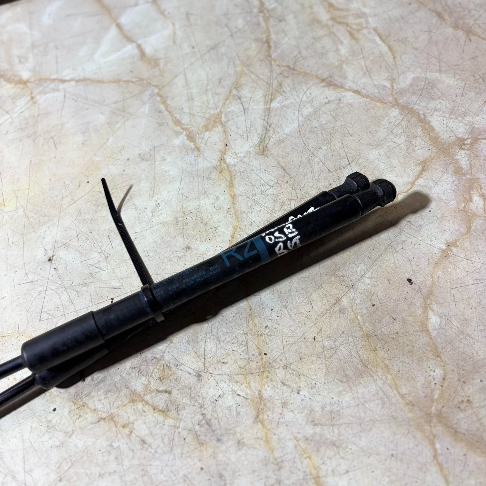 07-11 TOYOTA YARIS MK2 PAIR OF TAILGATE BOOT GAS STRUTS