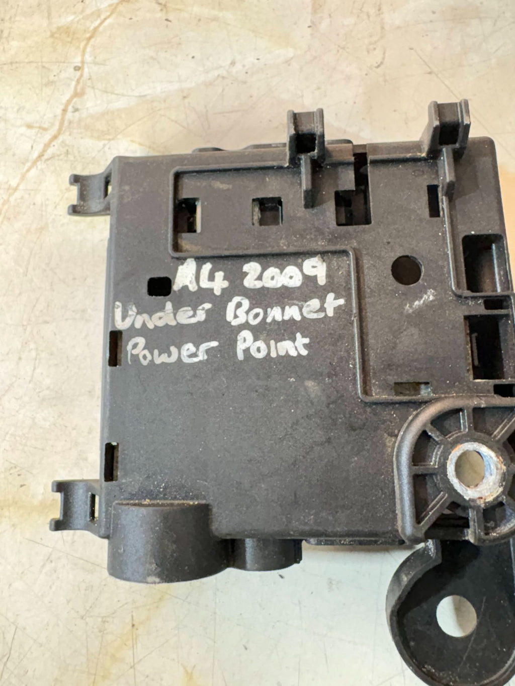 AUDI A4 B8 A5 8T 2009-UNDER BONNET BATTERY POSITIVE POWER JUNCTION