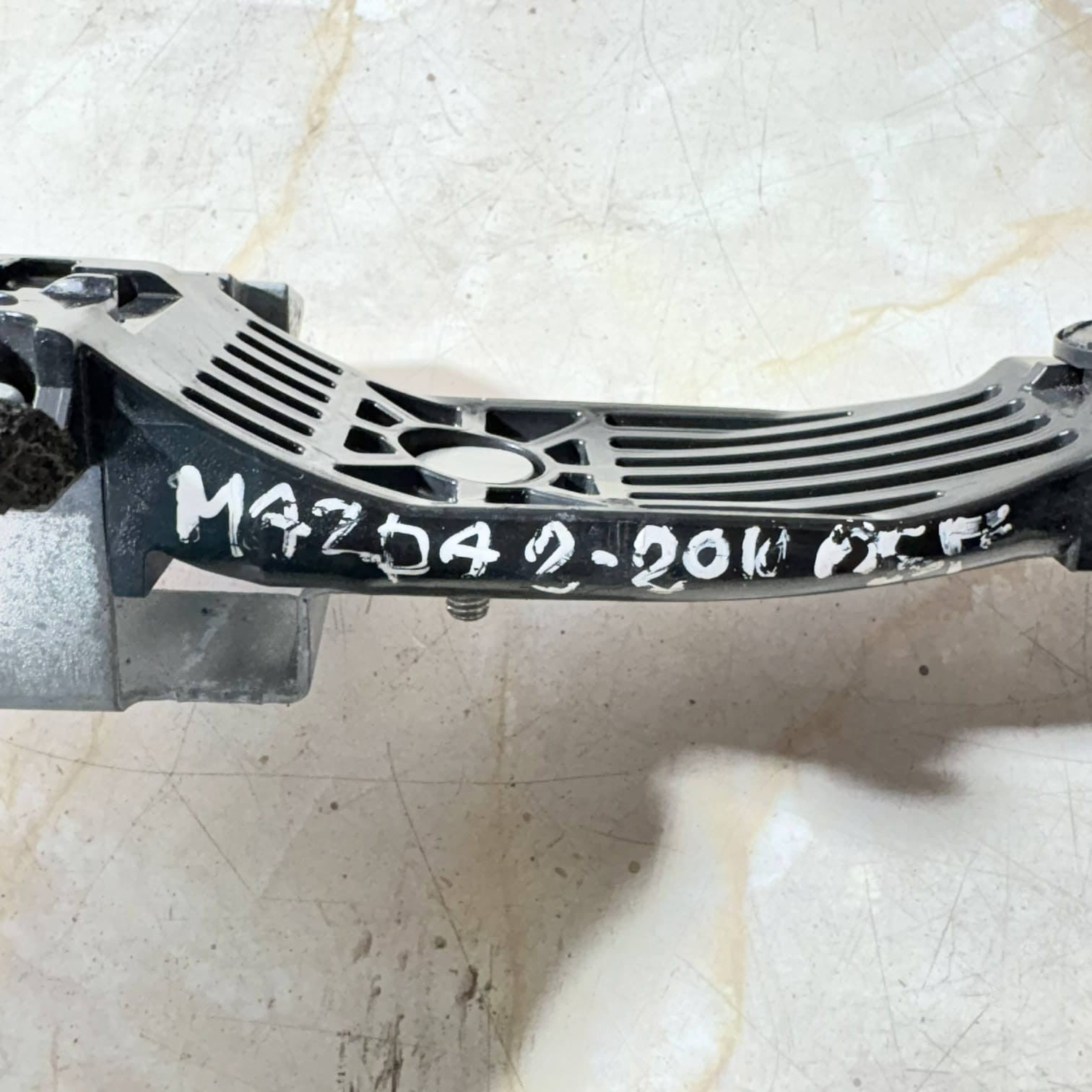 MAZDA 2 DE 2010 EXTERIOR DOOR HANDLE CARRIER LEFT 204201191235