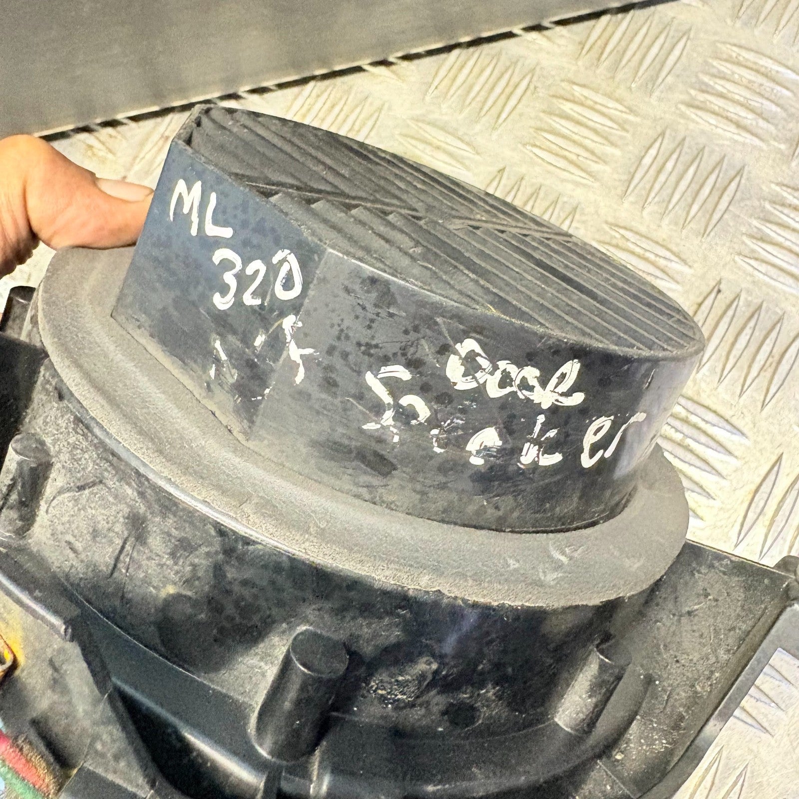 Mercedes ML320 ML430 ML55 W163 Bose Front Left Door Speaker 1638200302 (98-01)