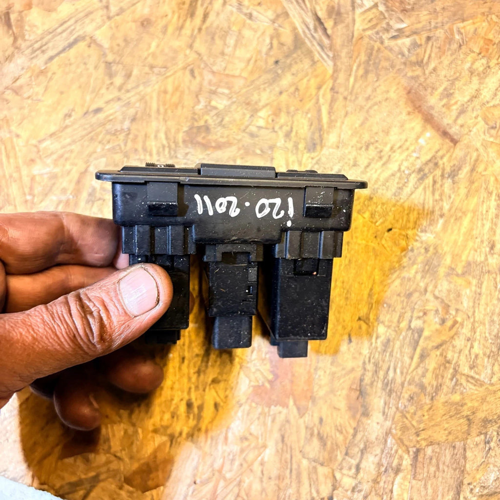 HYUNDAI I20 HEADLIGHT LEVEL ADJUSTER SWITCH 2011