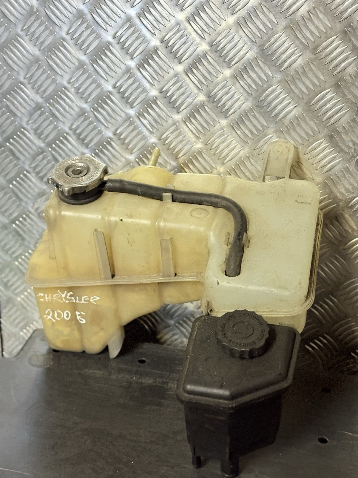 CHRYSLER 300C MK1 COOLANT EXPANSION STEERING FLUID TANK 2005 TO 2010 04596466AF