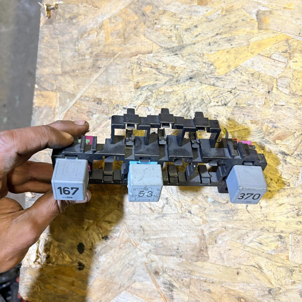 AUDI A4 2002 FUSE RELAY BOX BRACKET 8E0937503