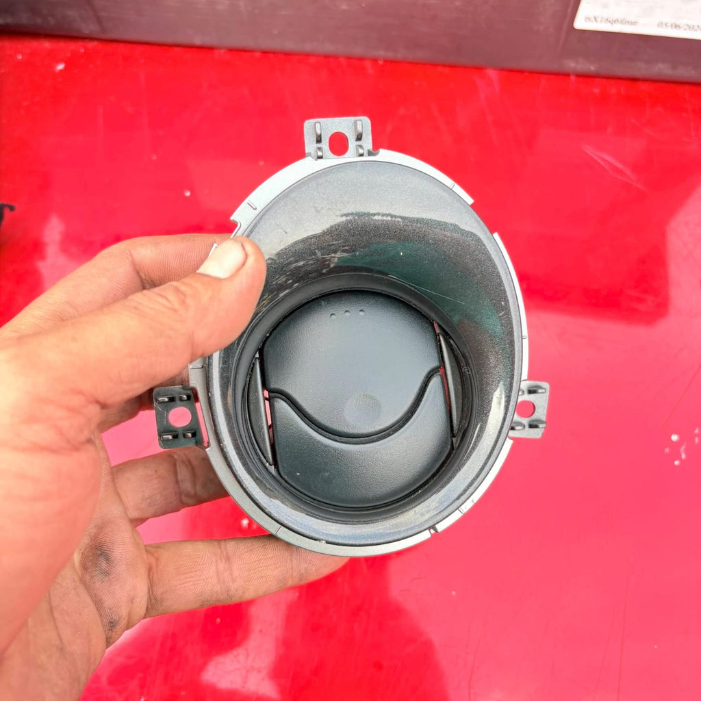 2014 NISSAN JUKE ACENTA PASSENGER SIDE DASHBOARD AIR VENT 687601KK0A