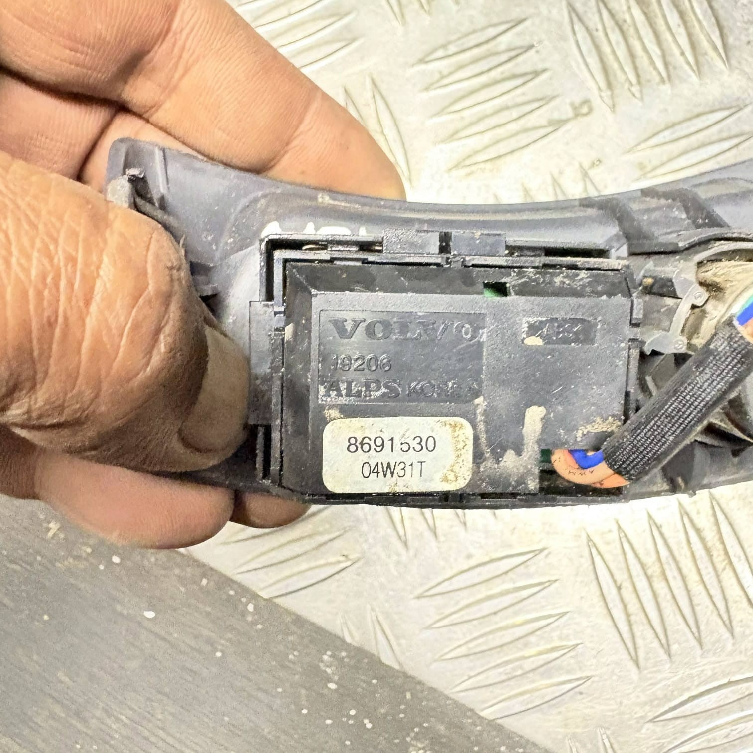 VOLVO S40 1995-2012 POWER SOCKET OUTLET DSTC SWITCH 8691530