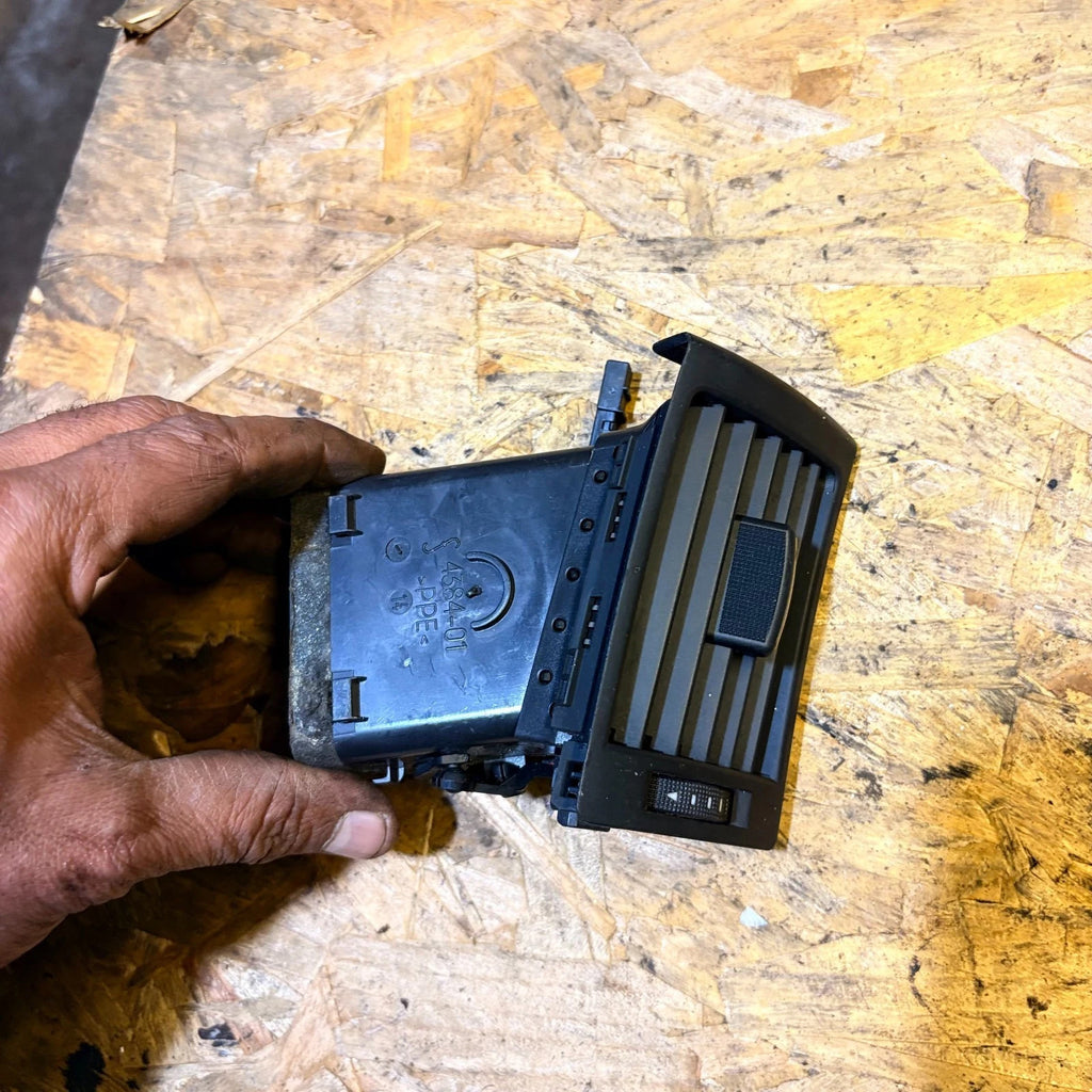 AUDI A4 01-08 DASHBOARD DRIVERS RIGHT SIDE HEATER AIR VENT 8E0820902F