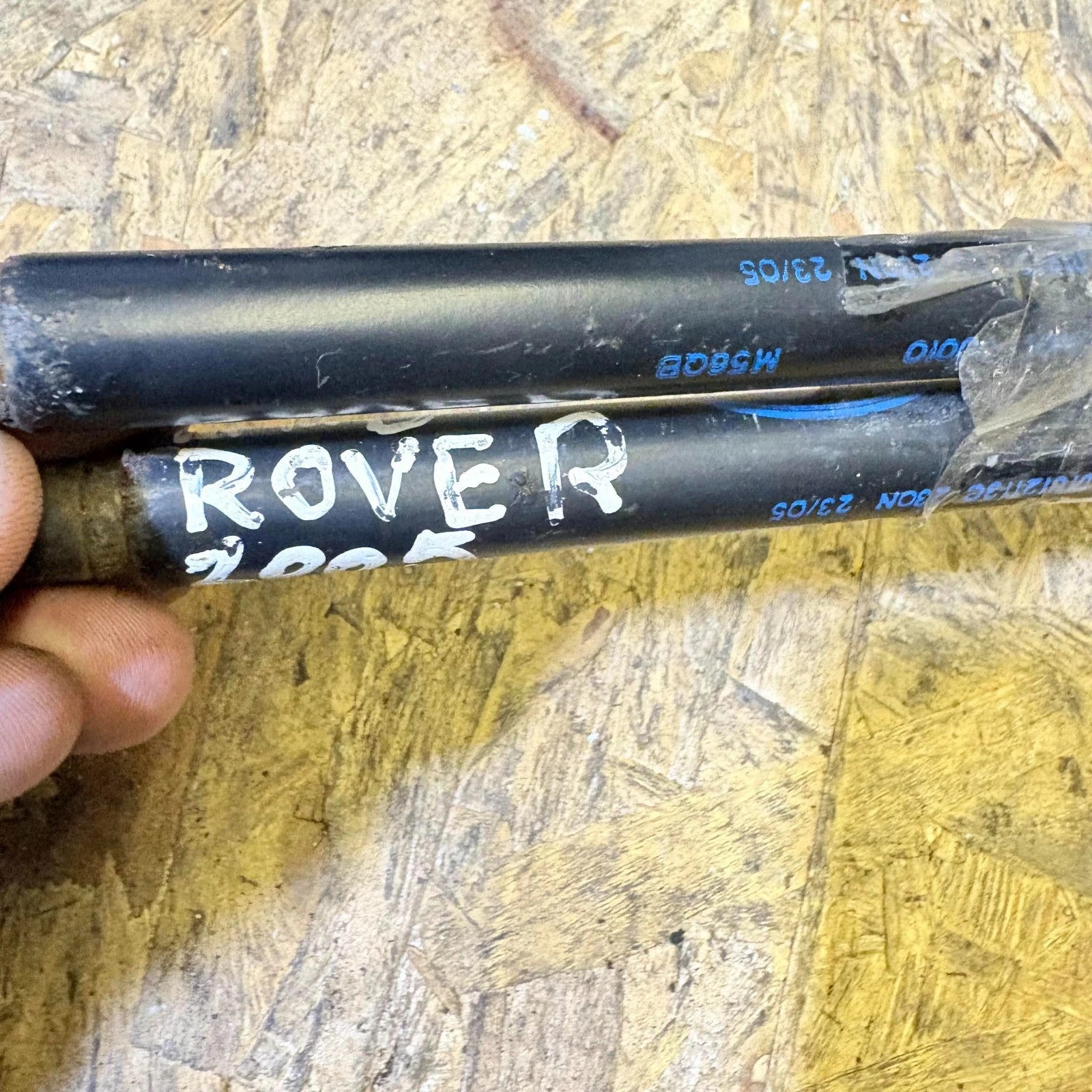 LR009106 Land Rover Bonnet Gas Struts Pair - D3 05-09 / D4 10-16 / RRS 05-13