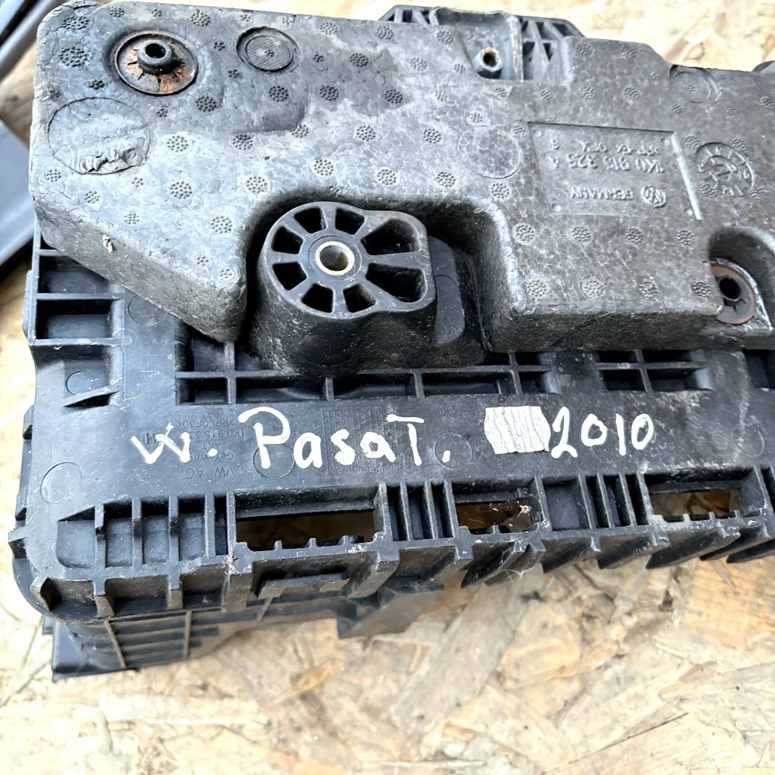 AUDI VW SKODA SEAT 1.6 BATTERY TRAY HOLDER 1K0915325A *FAST DELIVERY* 2010