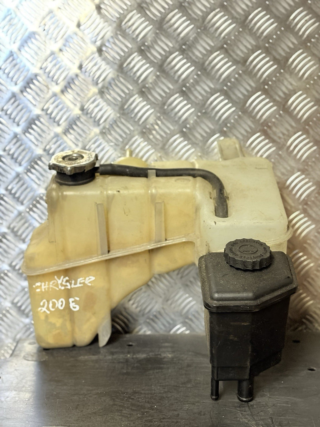 CHRYSLER 300C MK1 COOLANT EXPANSION STEERING FLUID TANK 2005 TO 2010 04596466AF