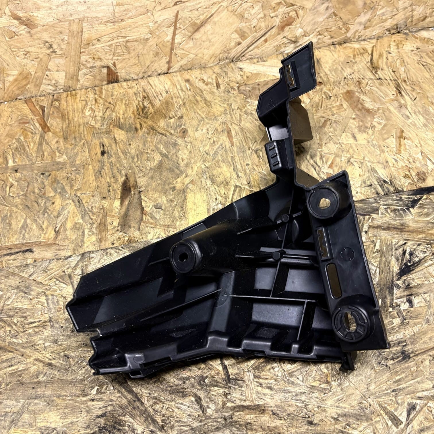 Skoda Karoq 2018-Left Rear Bumper Bracket Guide 57A807377