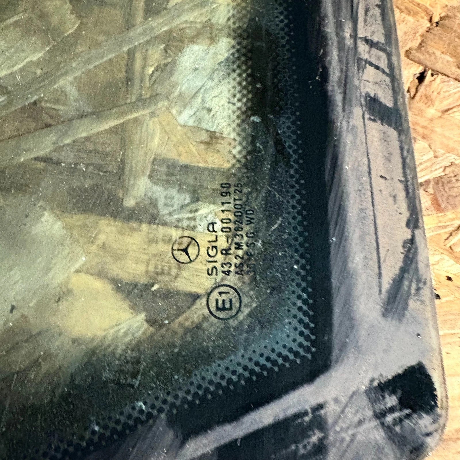 MERCEDES BENZ E CLASS E300 REAR LEFT PASSENGER SIDE WINDOW QUARTER GLASS 1999
