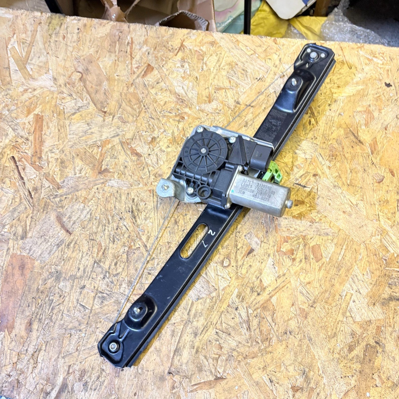 BMW 320d 2008-Window Regulator Rear Left 71002803
