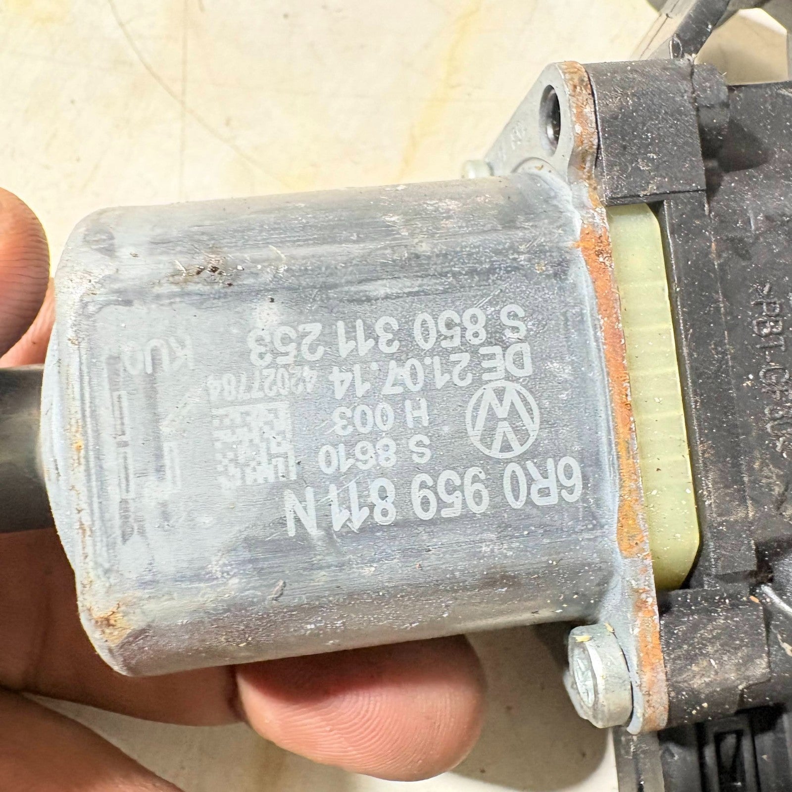 VOLKSWAGEN POLO 6R 09-17 REAR LH PASSENGER WINDOW MOTOR 0130822532