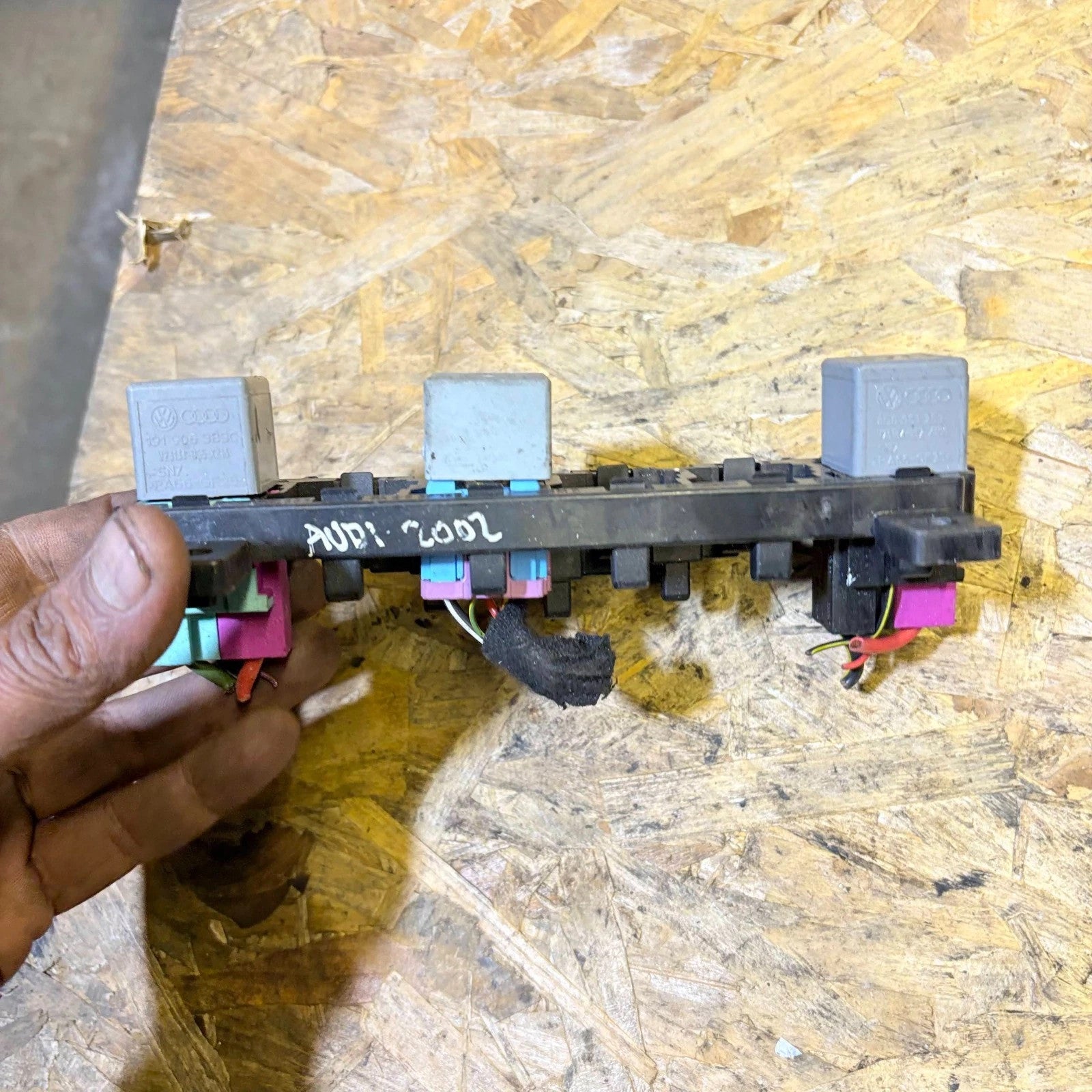 AUDI A4 2002 FUSE RELAY BOX BRACKET 8E0937503