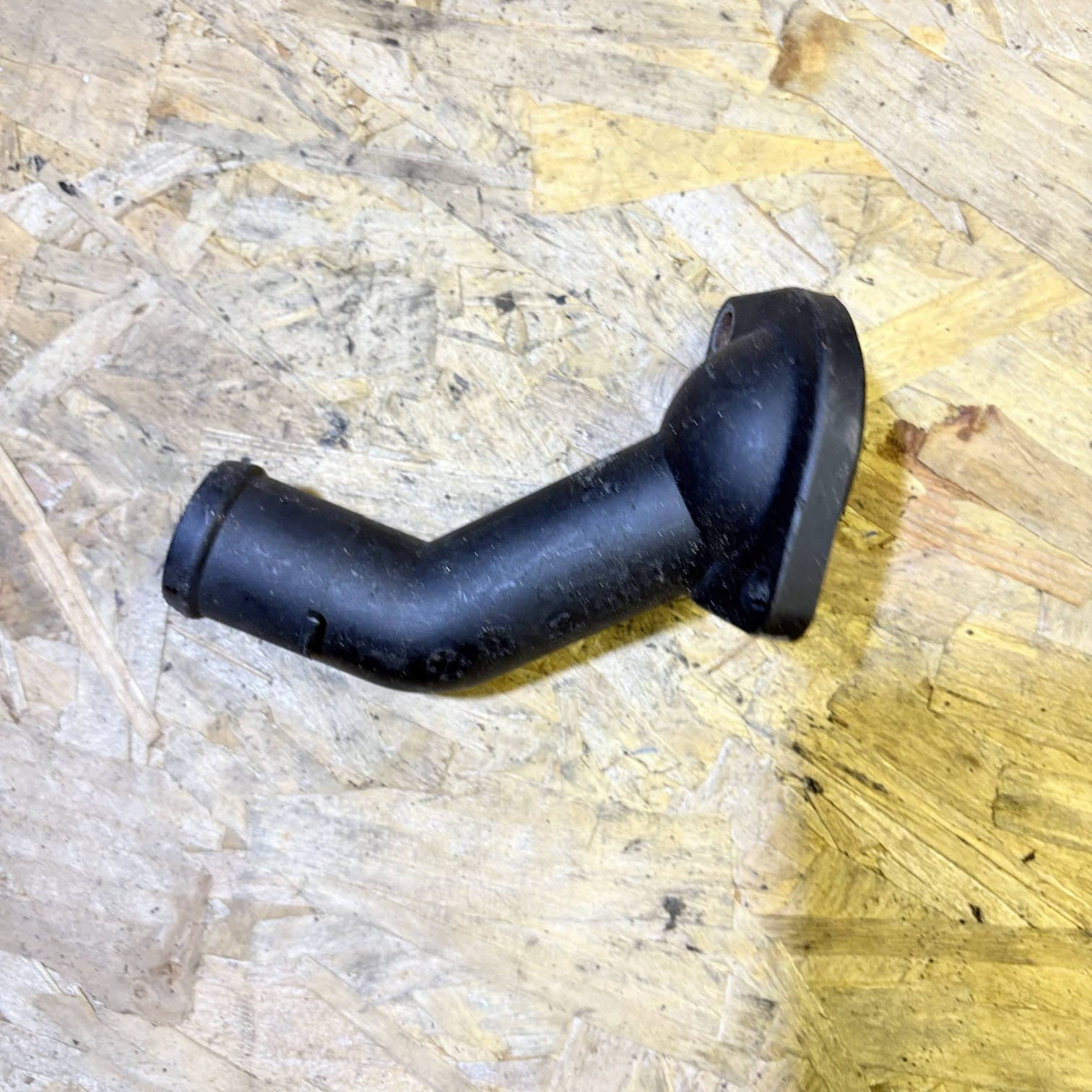 06A121121C Thermostat Housing Coolant Flange Pipe VW Audi SEAT Skoda w/Seal
