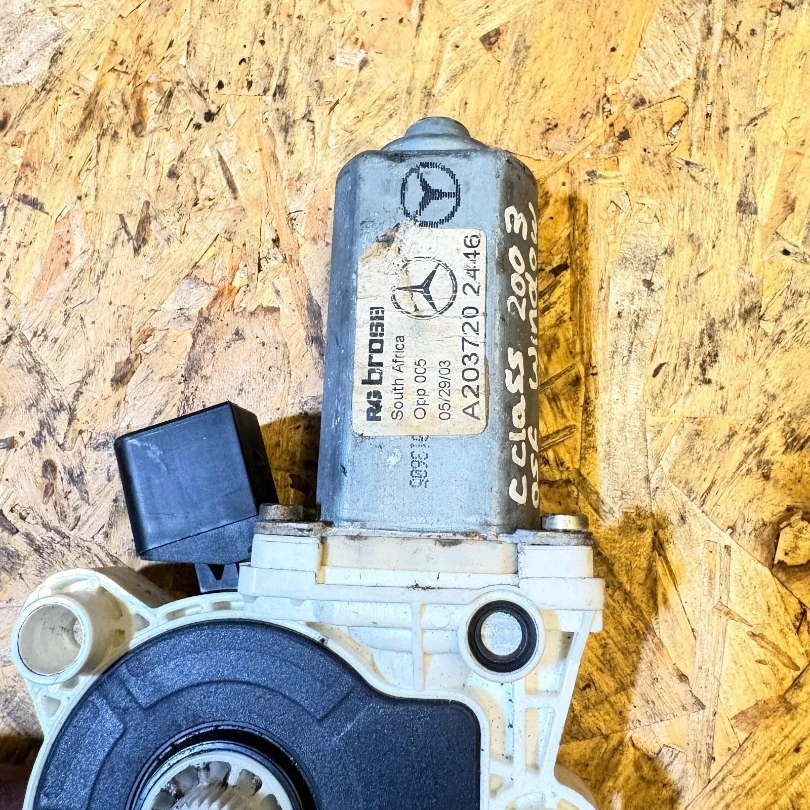Mercedes-Benz C CLASS 2003 Right front door window regulator A2037202446