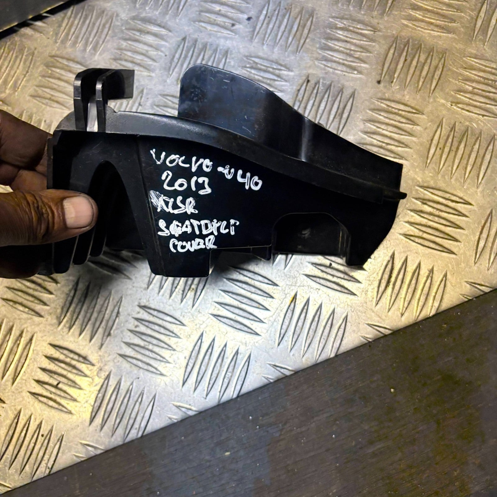 2013 VOLVO V40 REAR LEFT SEAT BELT BRACKET 31305594