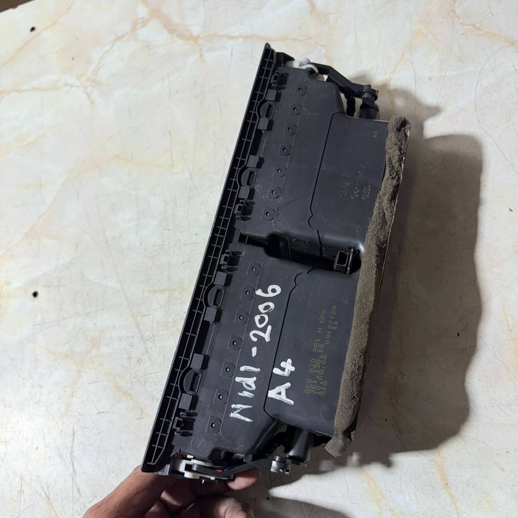 Audi A4 8E B6/B7 2001-2008 Centre Dashboard Air Vent 8E0820951H