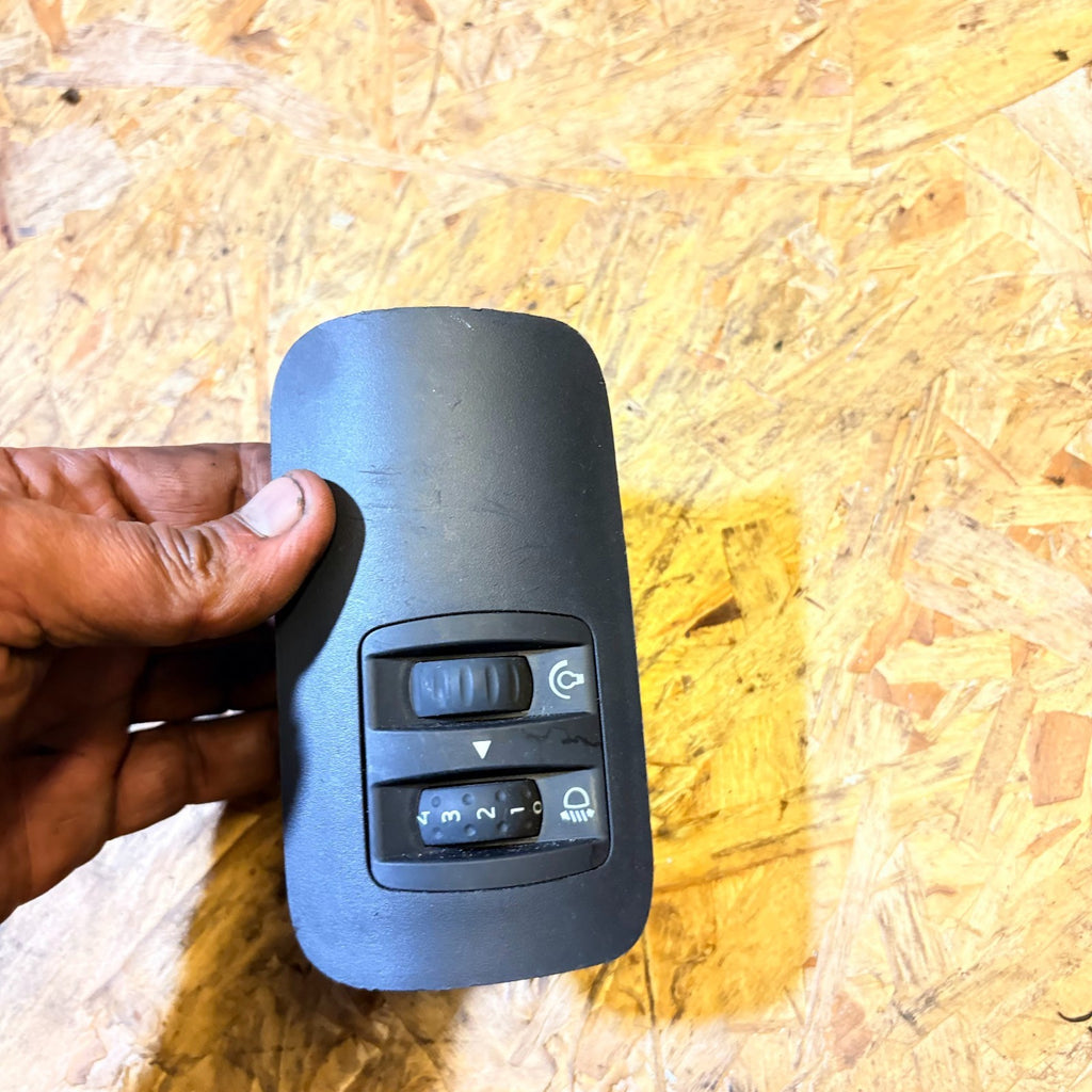 RENAULT MEGANE 2005 HEADLIGHT ADJUSTER LEVEL SWITCH 88020001