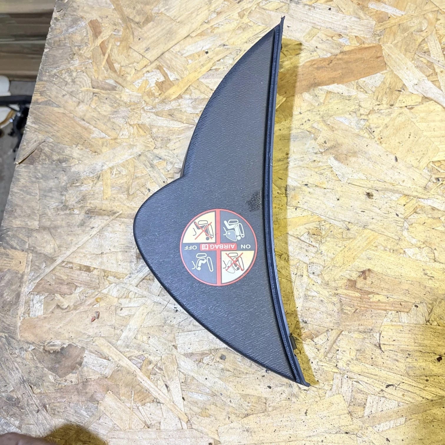 RENAULT TWINGO MK2 GT DASH END TRIM (PASSENGERS FRONT SIDE) 8200510233