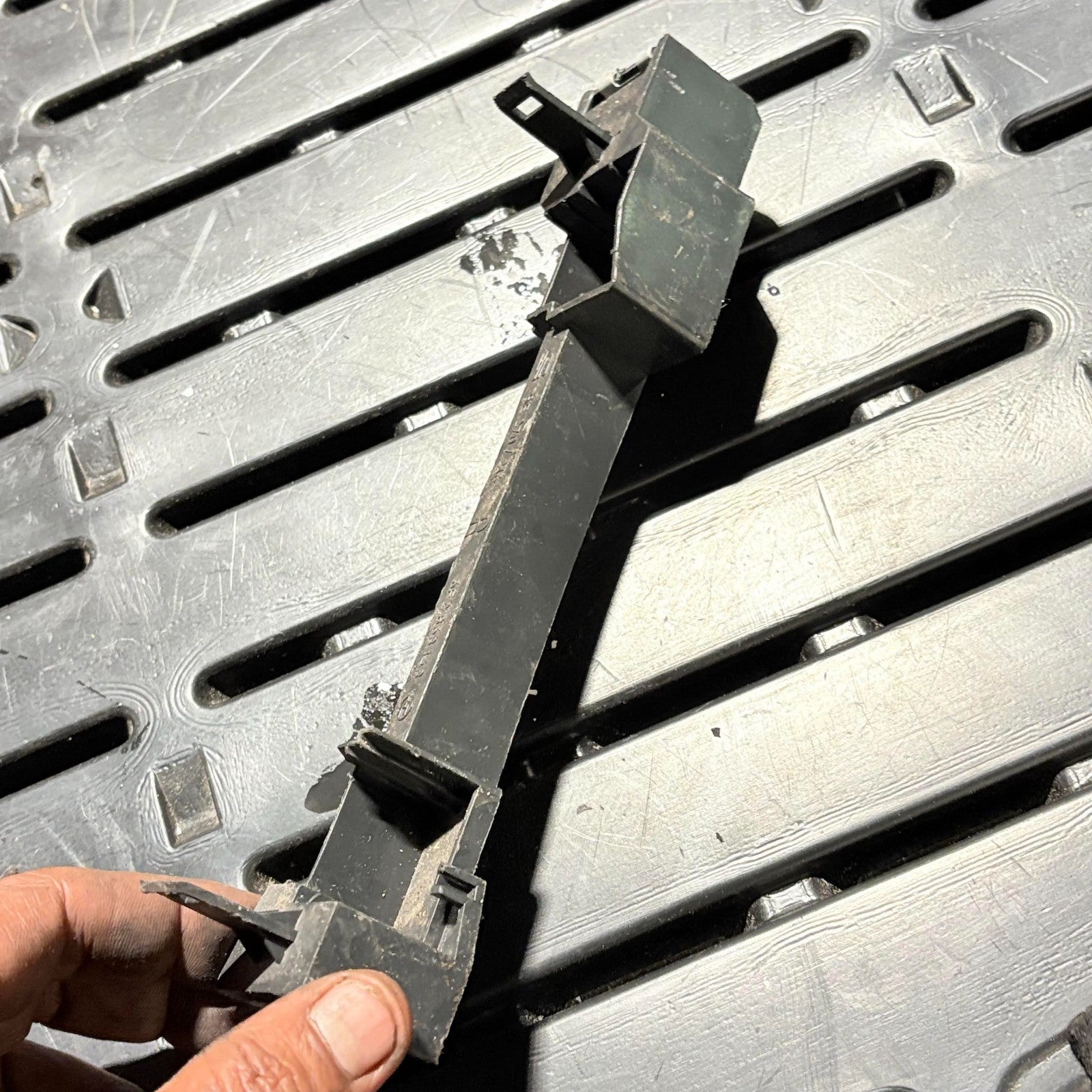 Seat Ibiza Mk5 Console Footwell Bracket 6F2863143