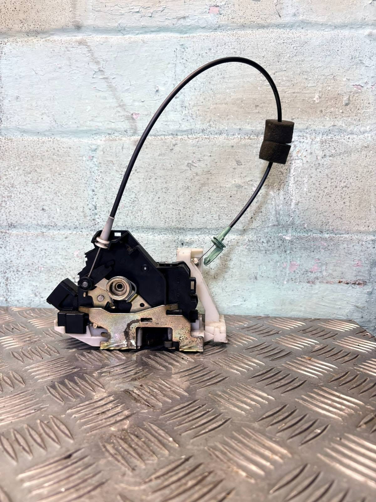 FORD FOCUS REAR RIGHT DOOR CENTRAL LOCKING MECHANISM 2S4A-A26412-CB C330 2000-07