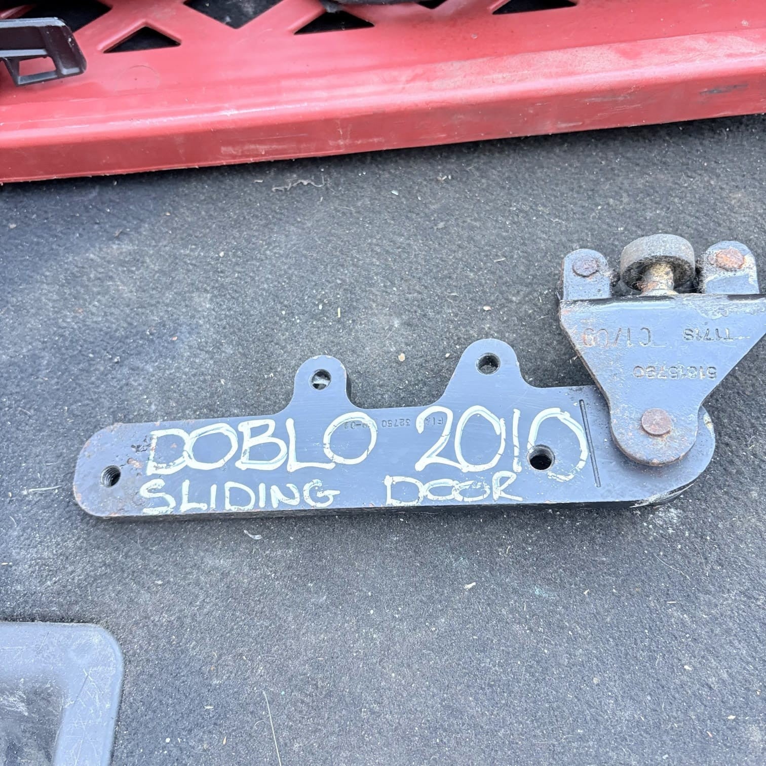2010 Guide roller guide rail sliding door bottom Fiat Doblo 263 51815790