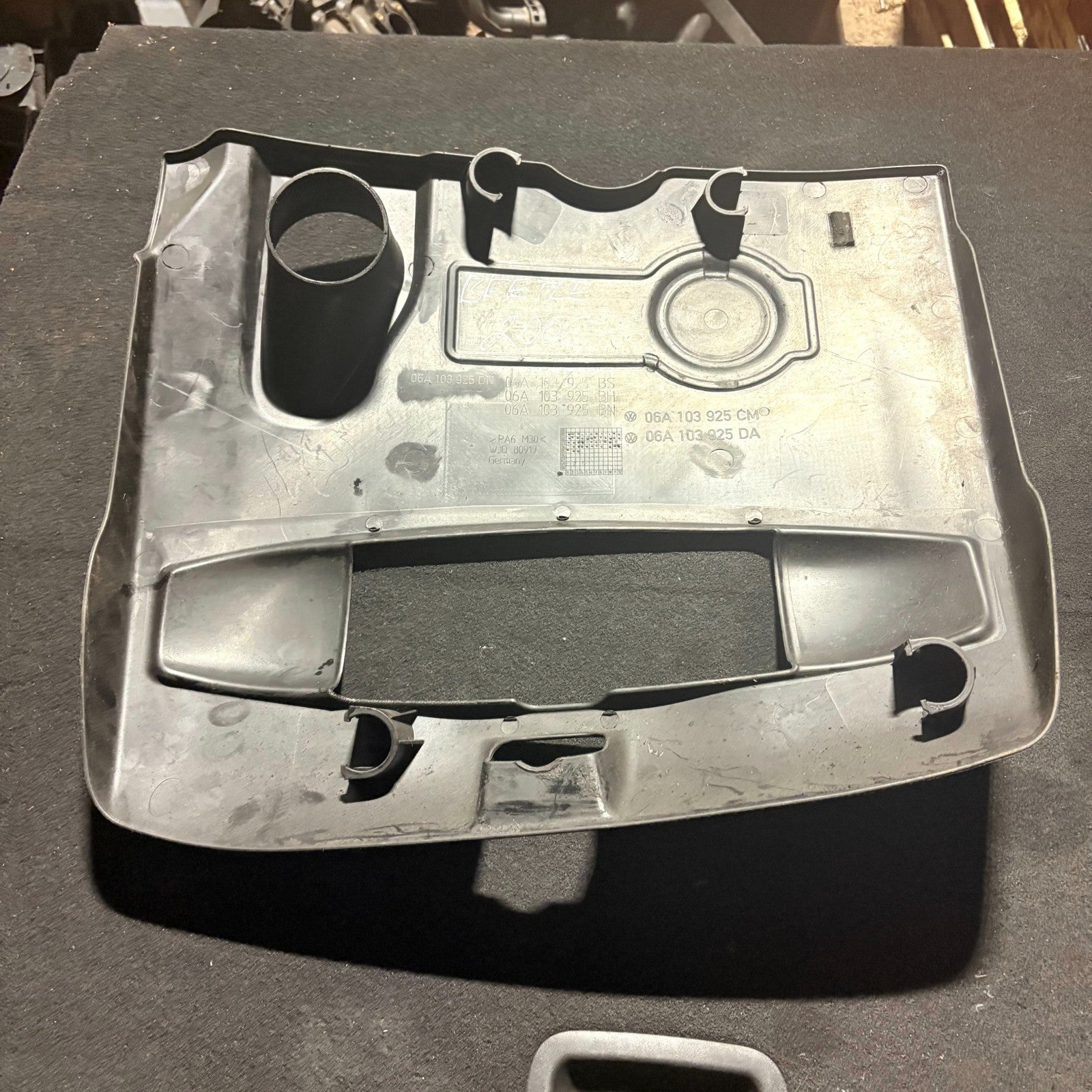 VW New Beetle Bora Jetta 2.0 Engine Cover Intake Manifold 06A103925CM
