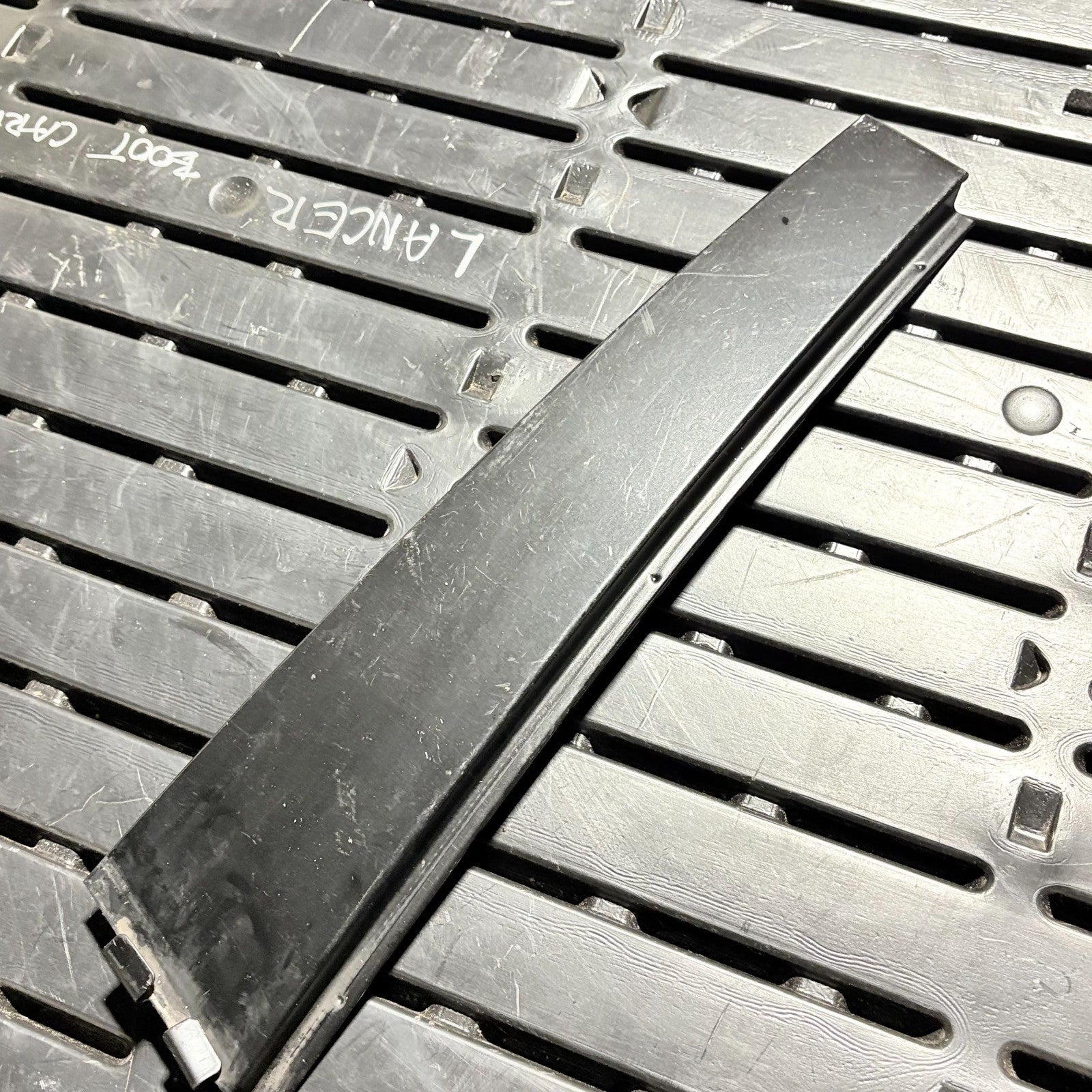 2005 VOLKSWAGEN PASSAT REAR RIGHT DRIVER EXTERIOR DOOR WINDOW TRIM COVER
