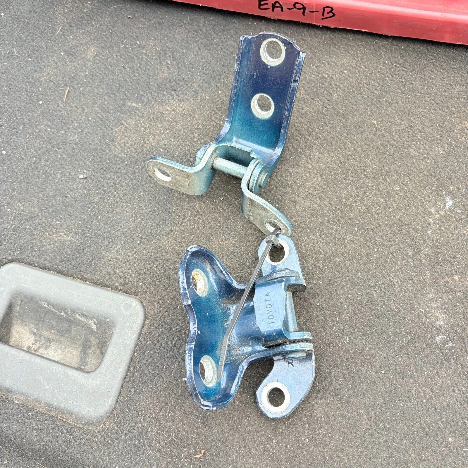 Toyota Avensis Rear Driver Side Door Hinges Top Bottom 2003-2008