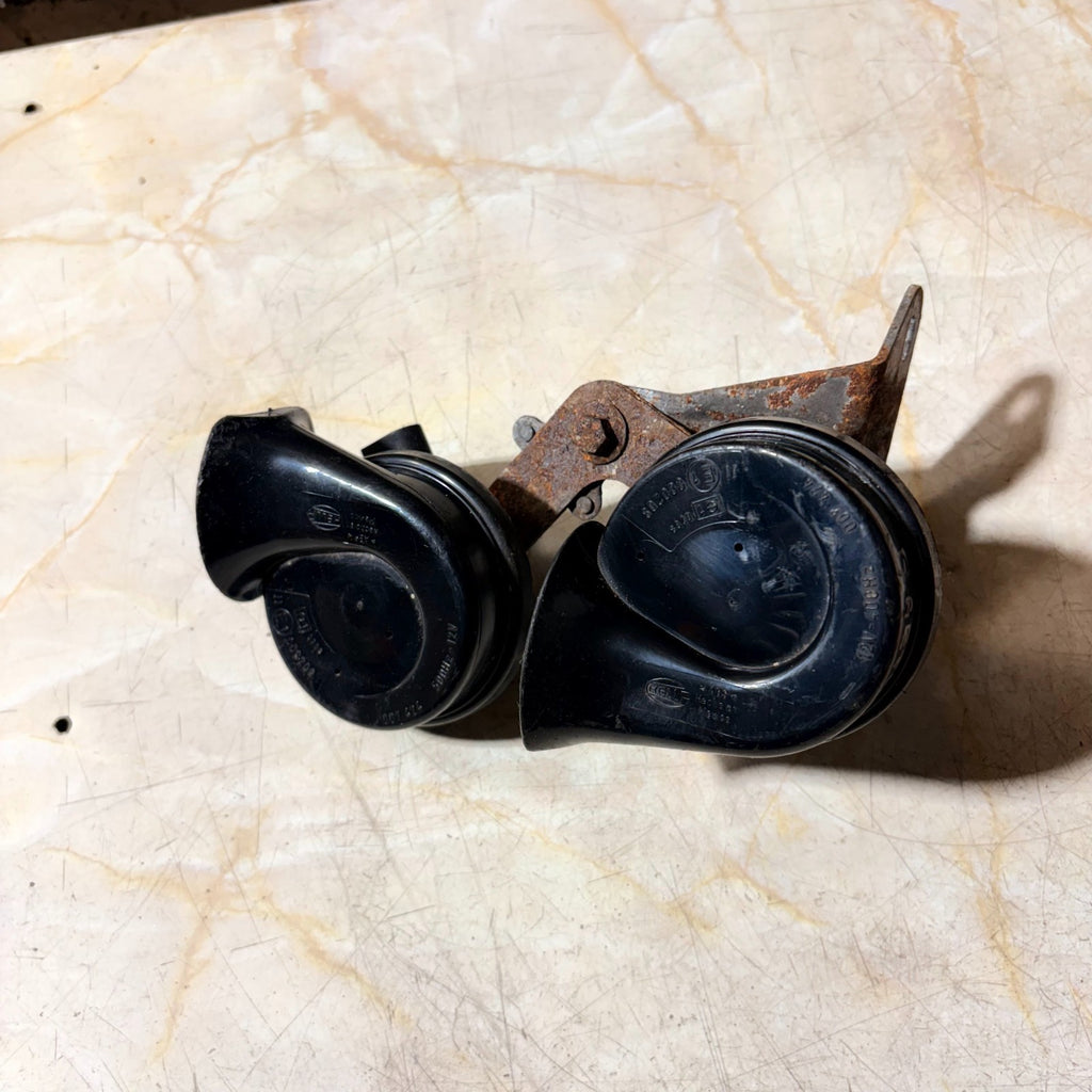 VW Beetle 9C 1998-2010 Pair Horns With Bracket 000209