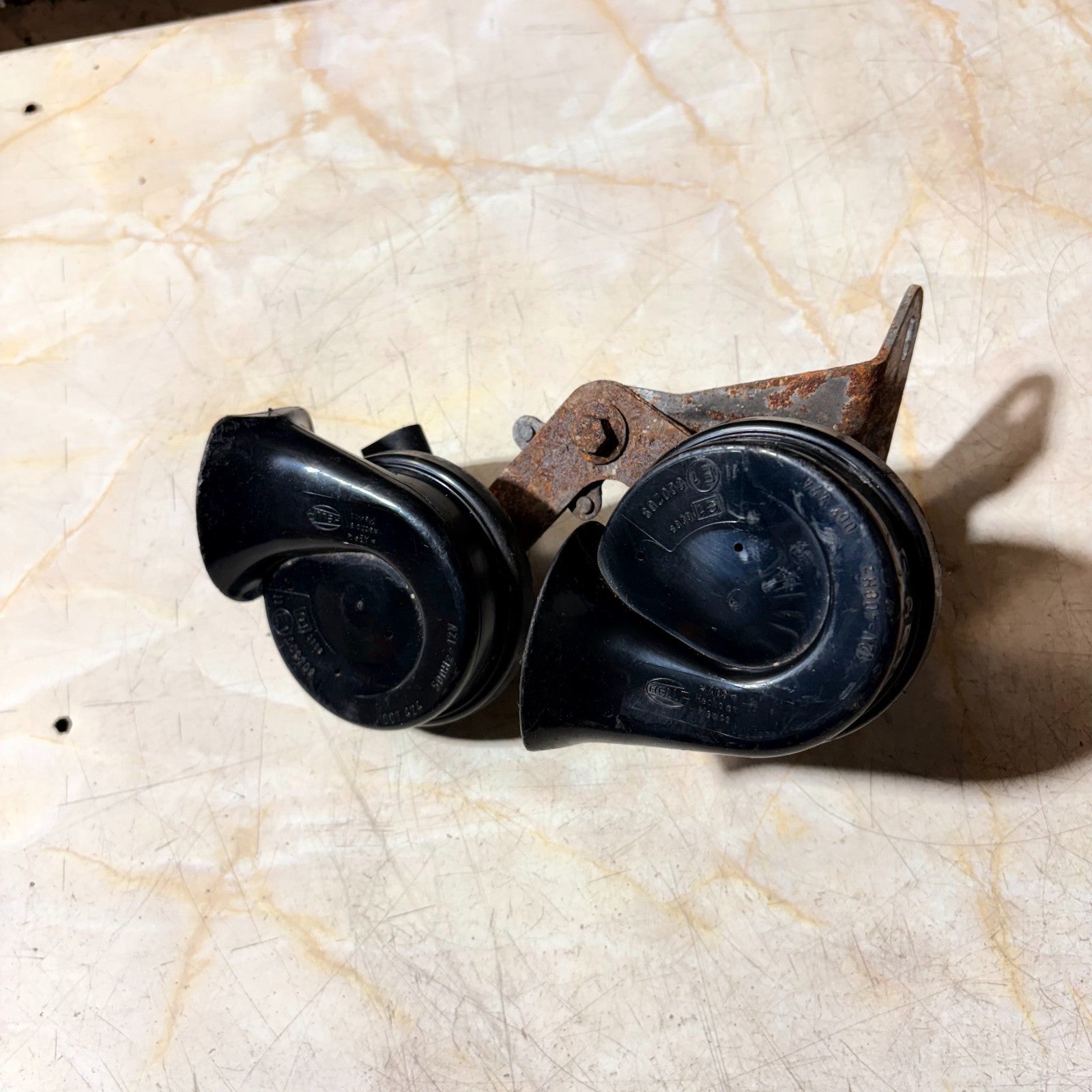 VW Beetle 9C 1998-2010 Pair Horns With Bracket 000209