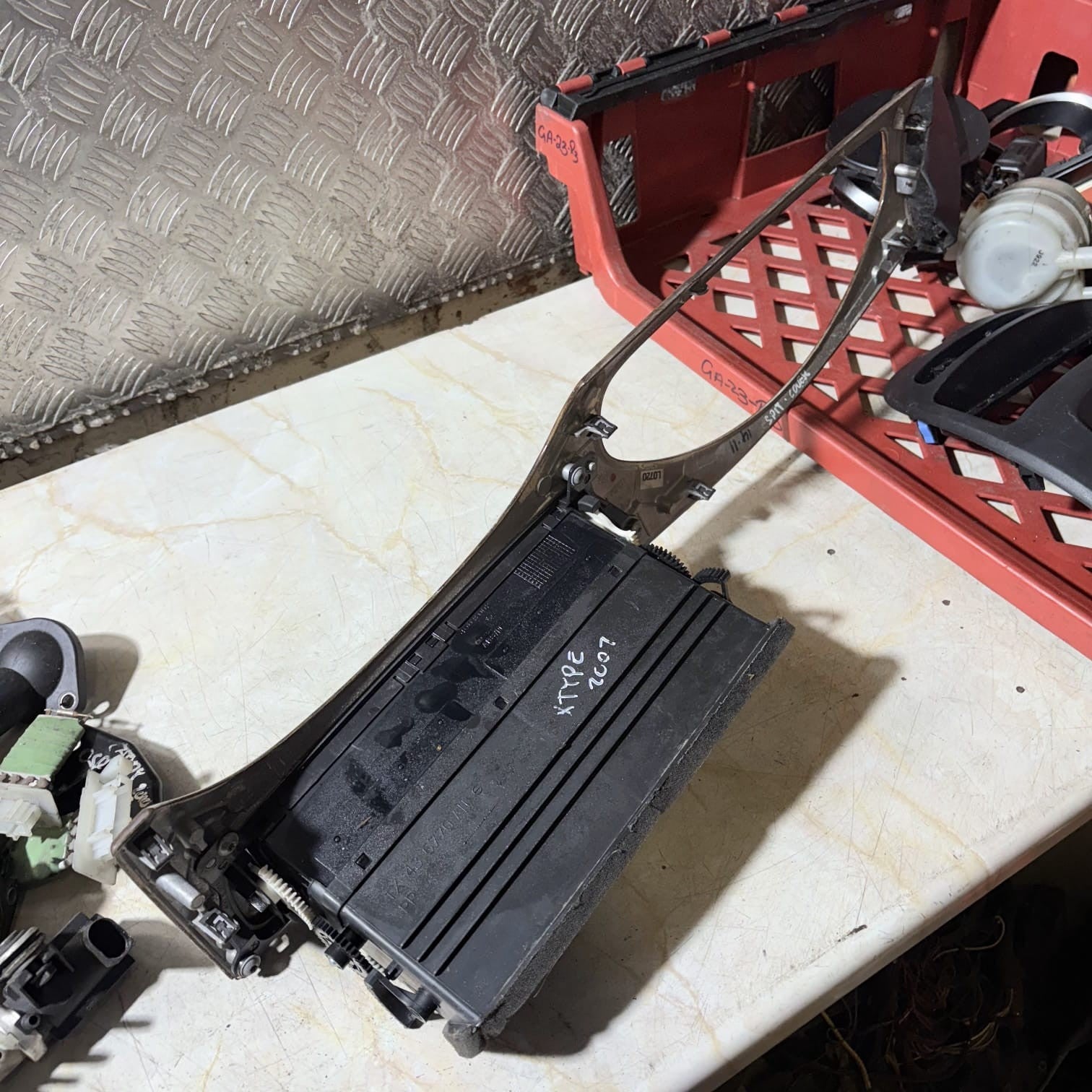 18524 H2F 2007 JAGUAR X TYPE DASHBOARD CENTER HEATER AIR VENTS 1X436770AN