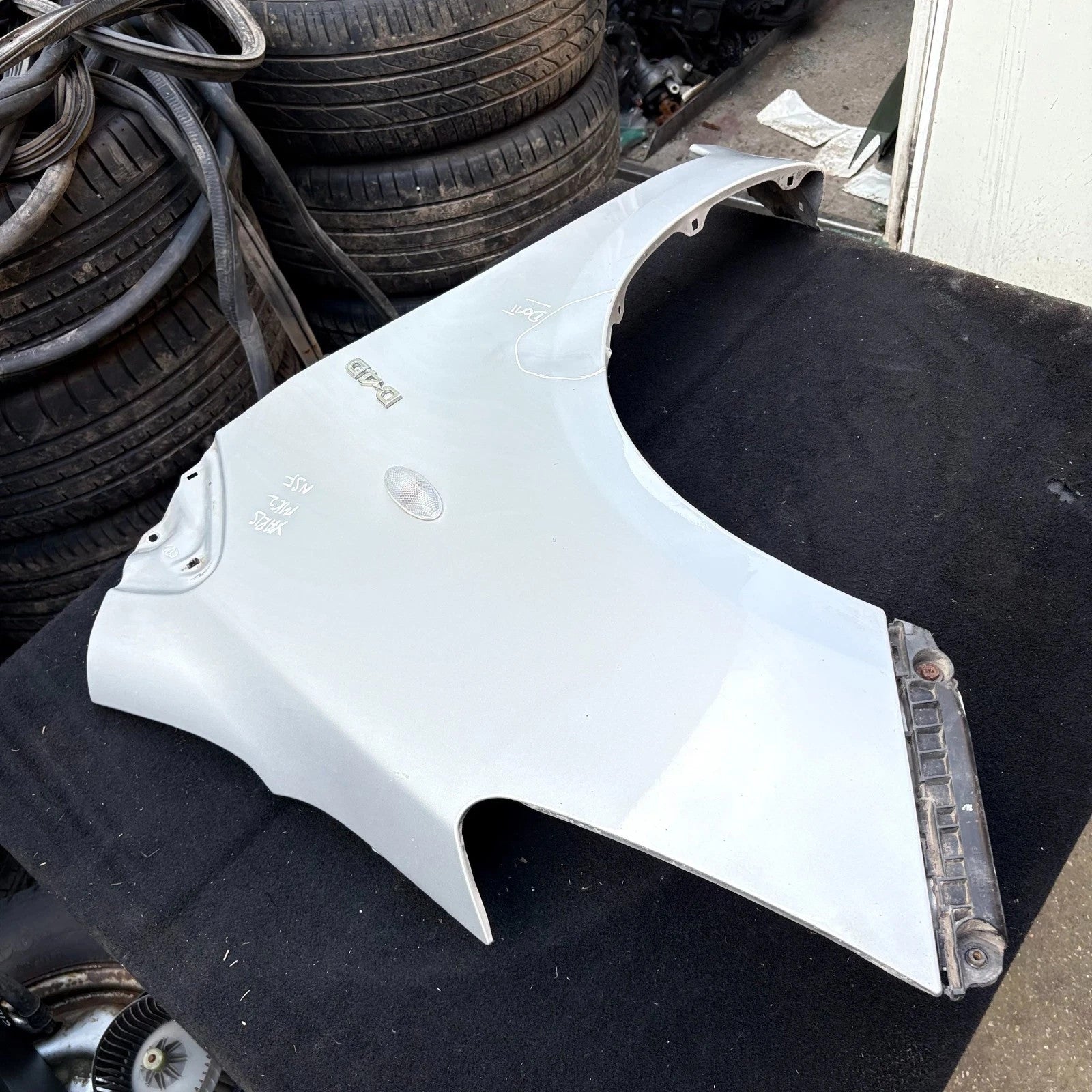 Toyota Yaris MK2 Front Left Wing Fender & Bumper Retainer Bracket 05-11