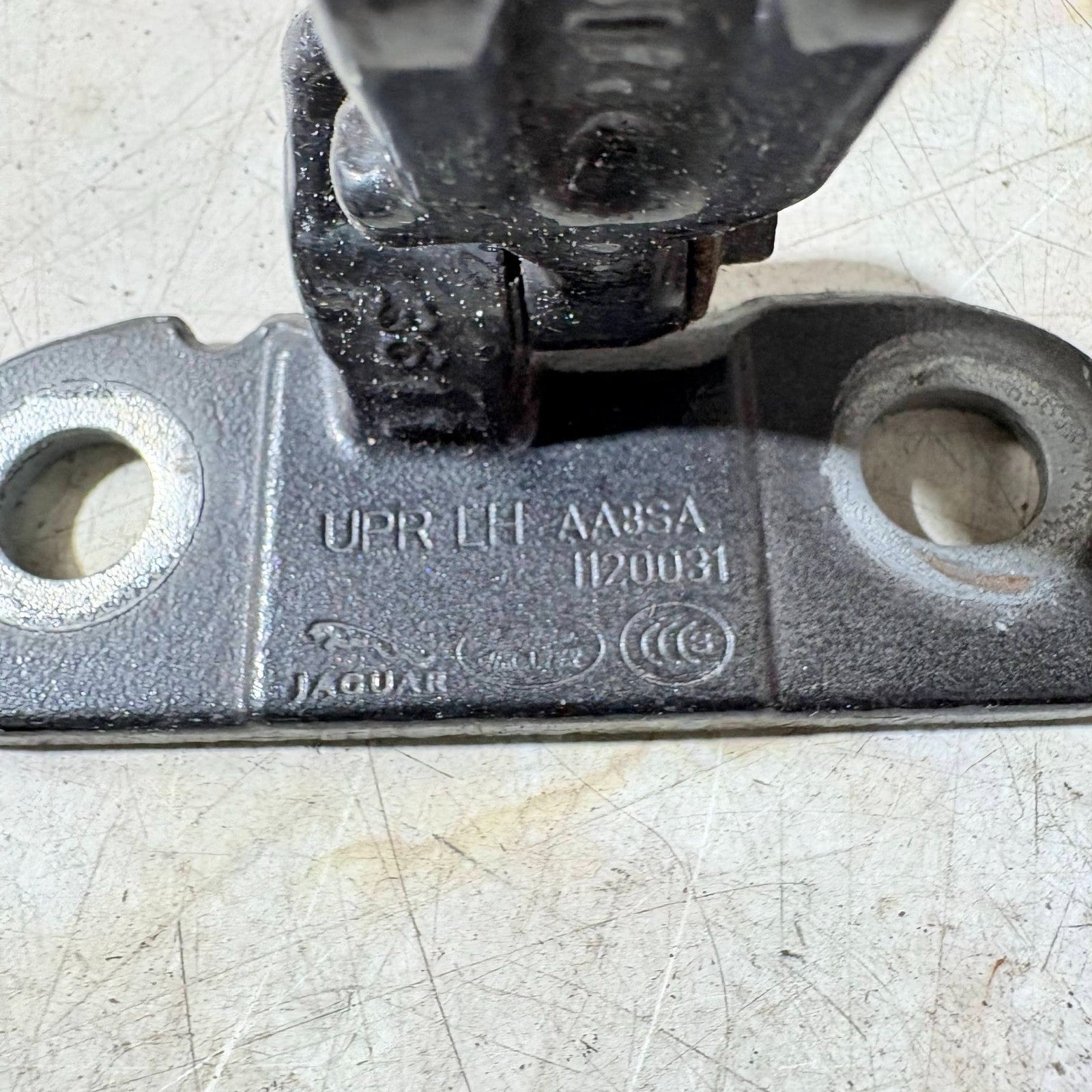 JAGUAR 2012 REAR RIGHT DOOR HINGE LOWER & FRONT LEFT HINGE UPPER AA8SA1120031