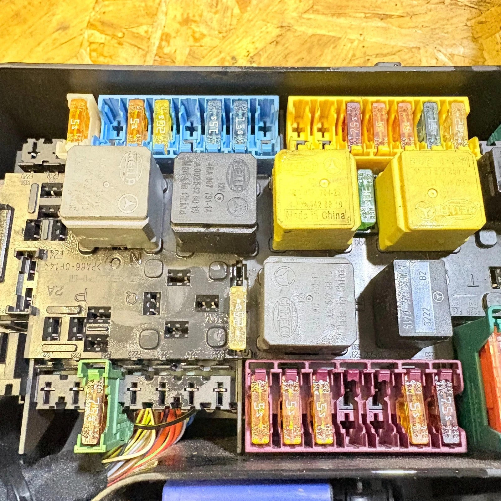 MERCEDES 2013 FRONT FUSE RELAY BOX A0025428019