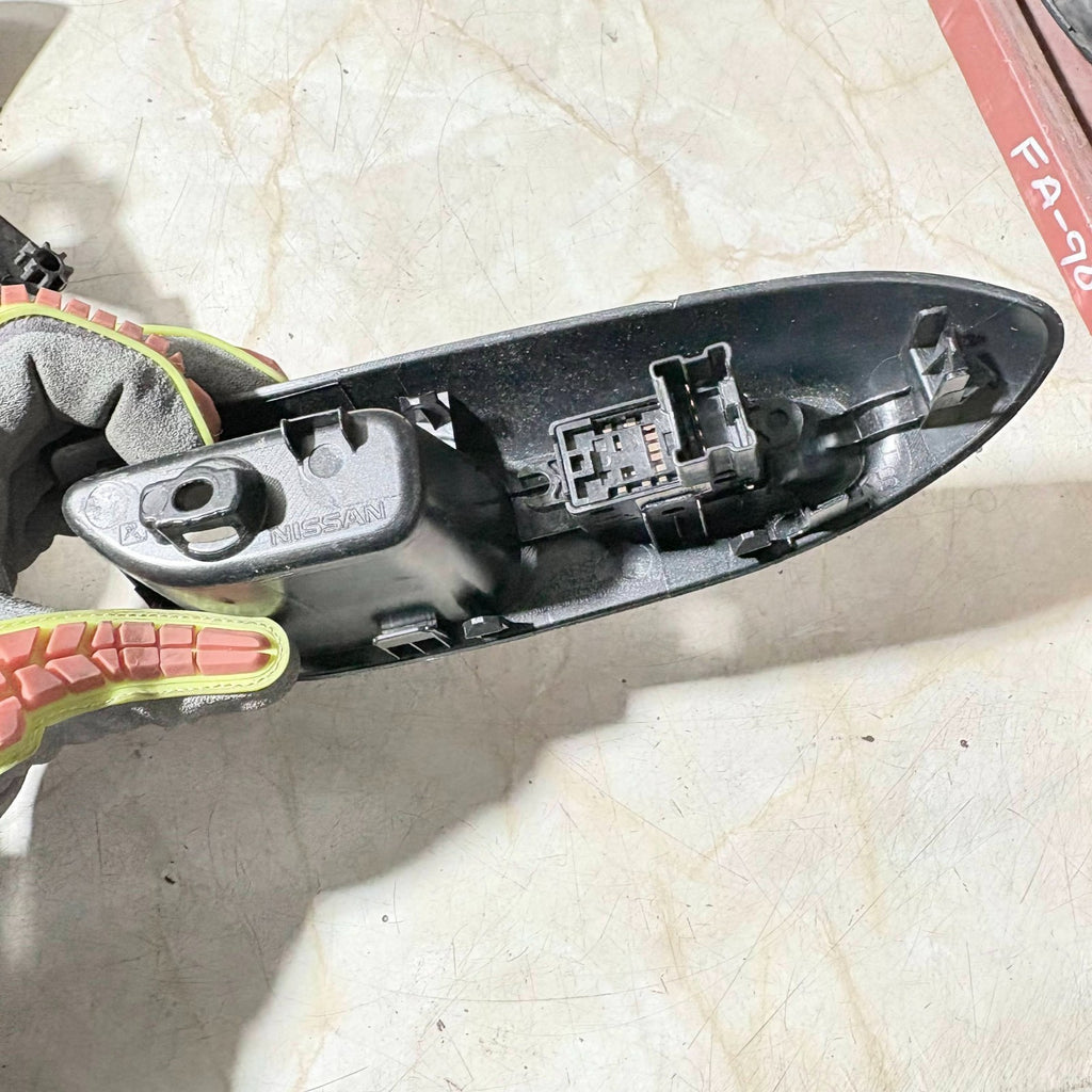 Nissan Juke F15 2010–2014 Front Right Driver Side Window Switch 82961-1KA2A
