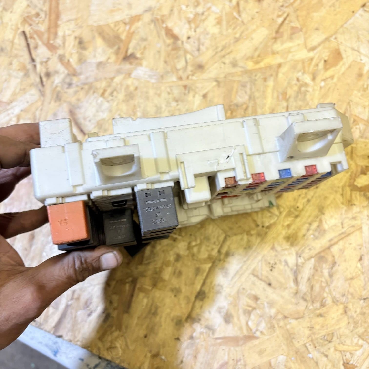 Mitsubishi Colt Smart For Four 2005 under-dash Fuse Box 1571HOA