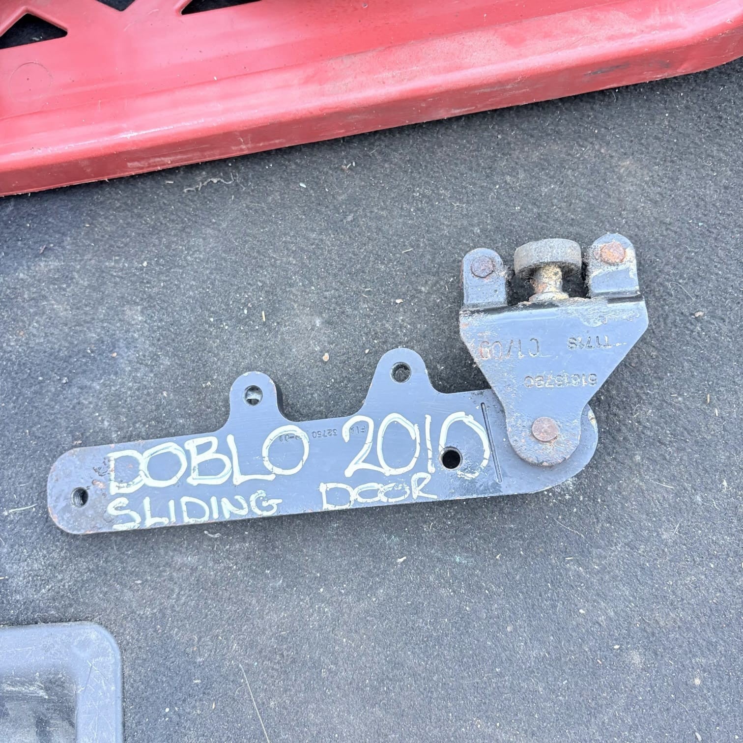 2010 Guide roller guide rail sliding door bottom Fiat Doblo 263 51815790