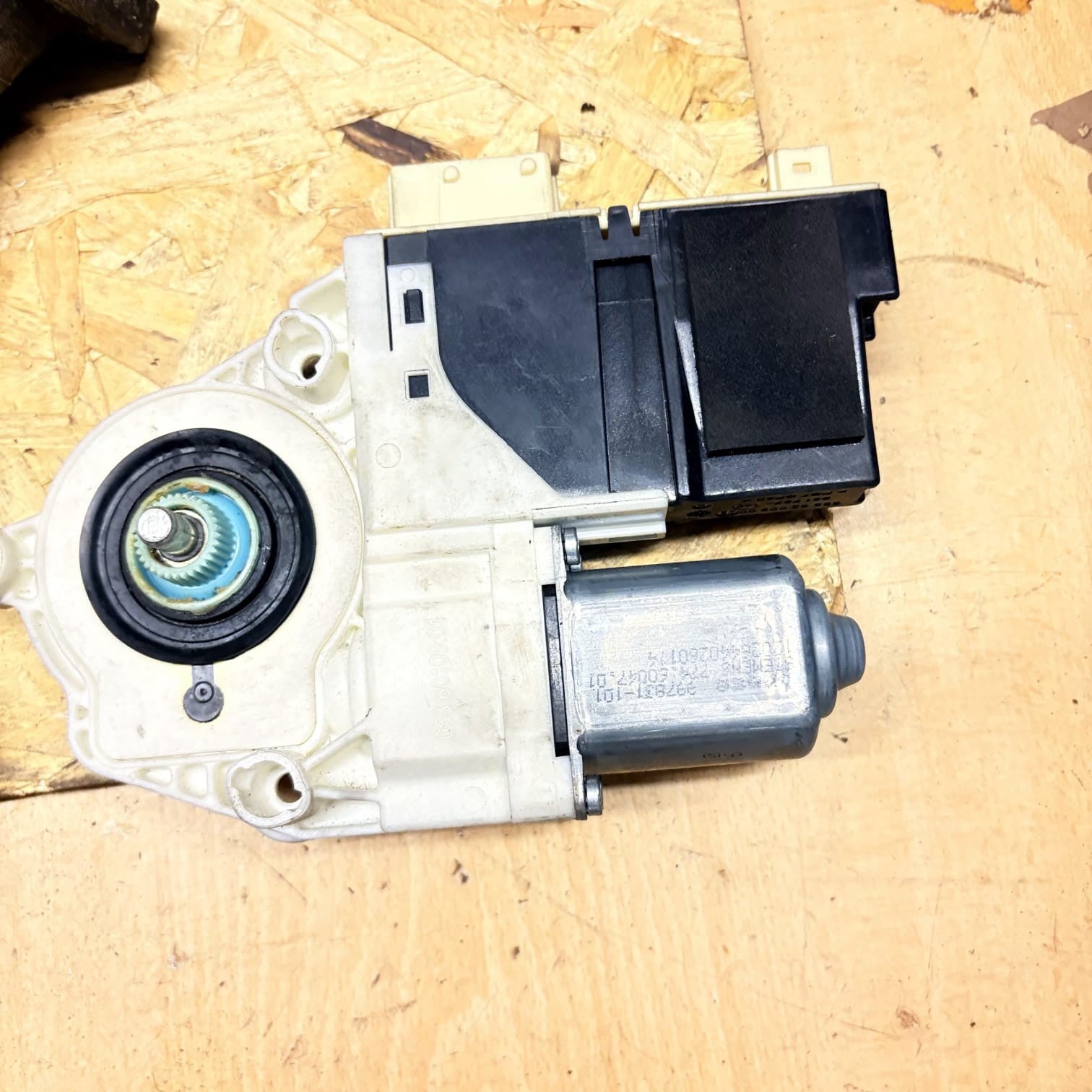 Citroen C4 Front Drivers Door Window Motor Regulator Module 997831101 04-10