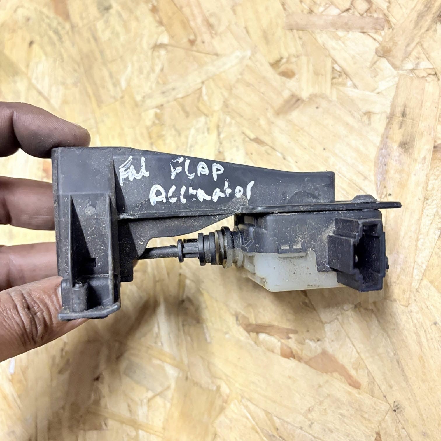 2008 MERCEDES-BENZ M W164 ML 350 CDI Fuel Tank Cap Lock Motor A2516390107