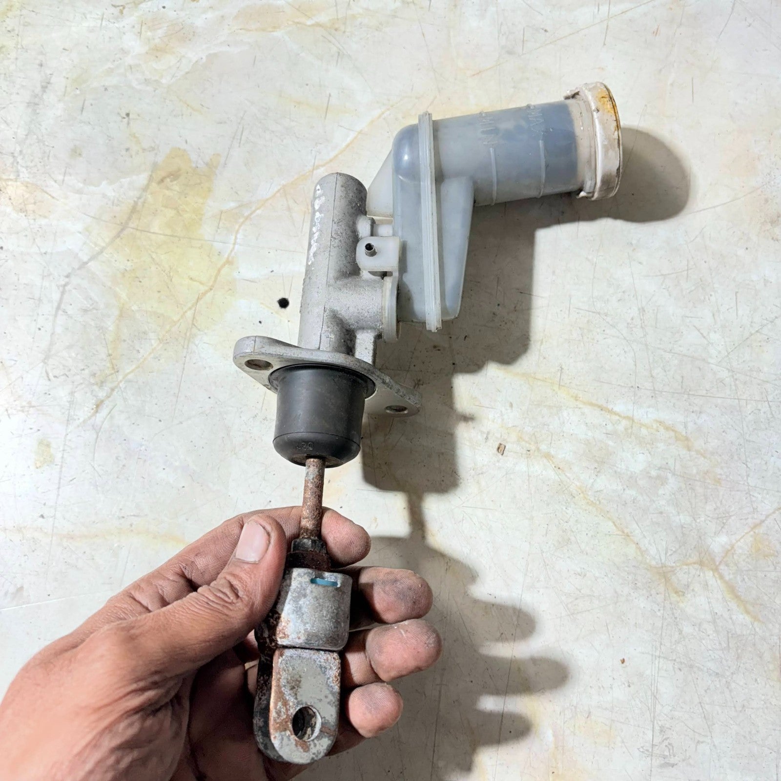 Clutch Master Cylinder for a Mitsubishi Shogun 2000-2006