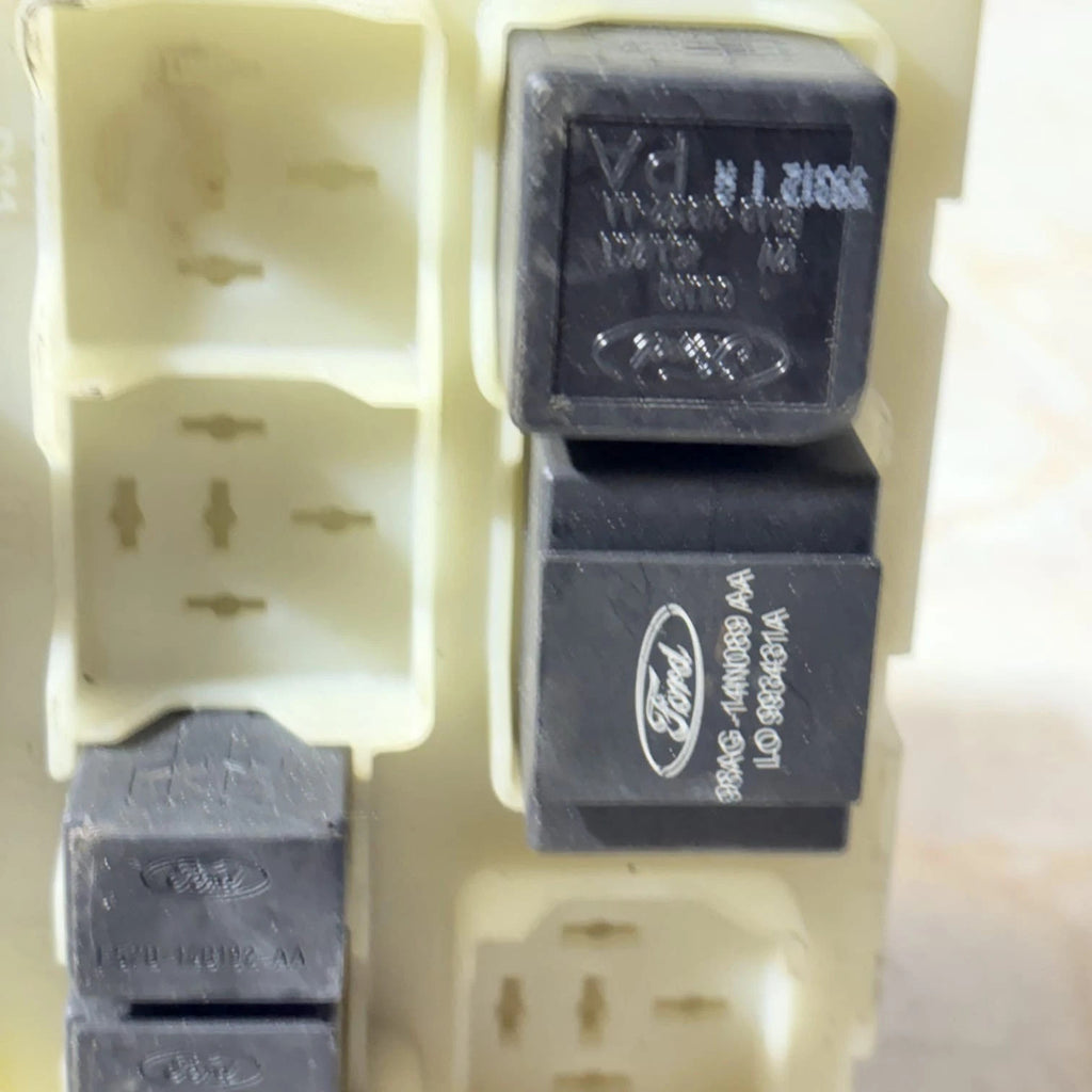 FORD FOCUS MK1 98-04 TURNIER ESTATE FUSE BOX MODULE 98AG14N089AA 98AG14A073CH