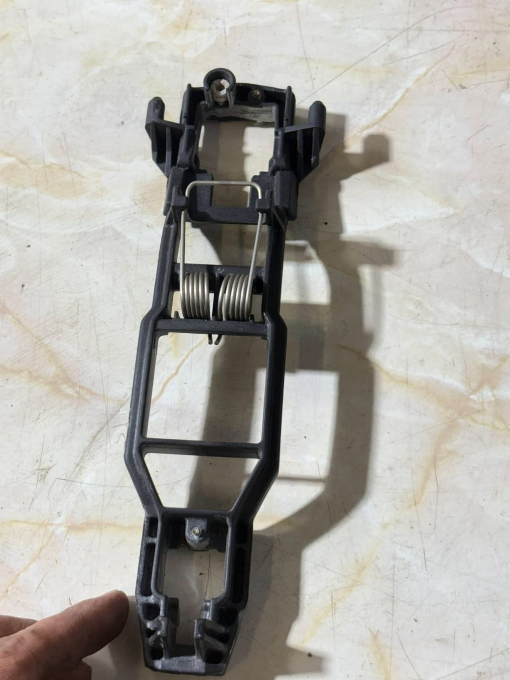 MERCEDES CLK 230K C208 W208 1997-2002 2DR LEFT EXTERIOR DOOR HANDLE CARRIER