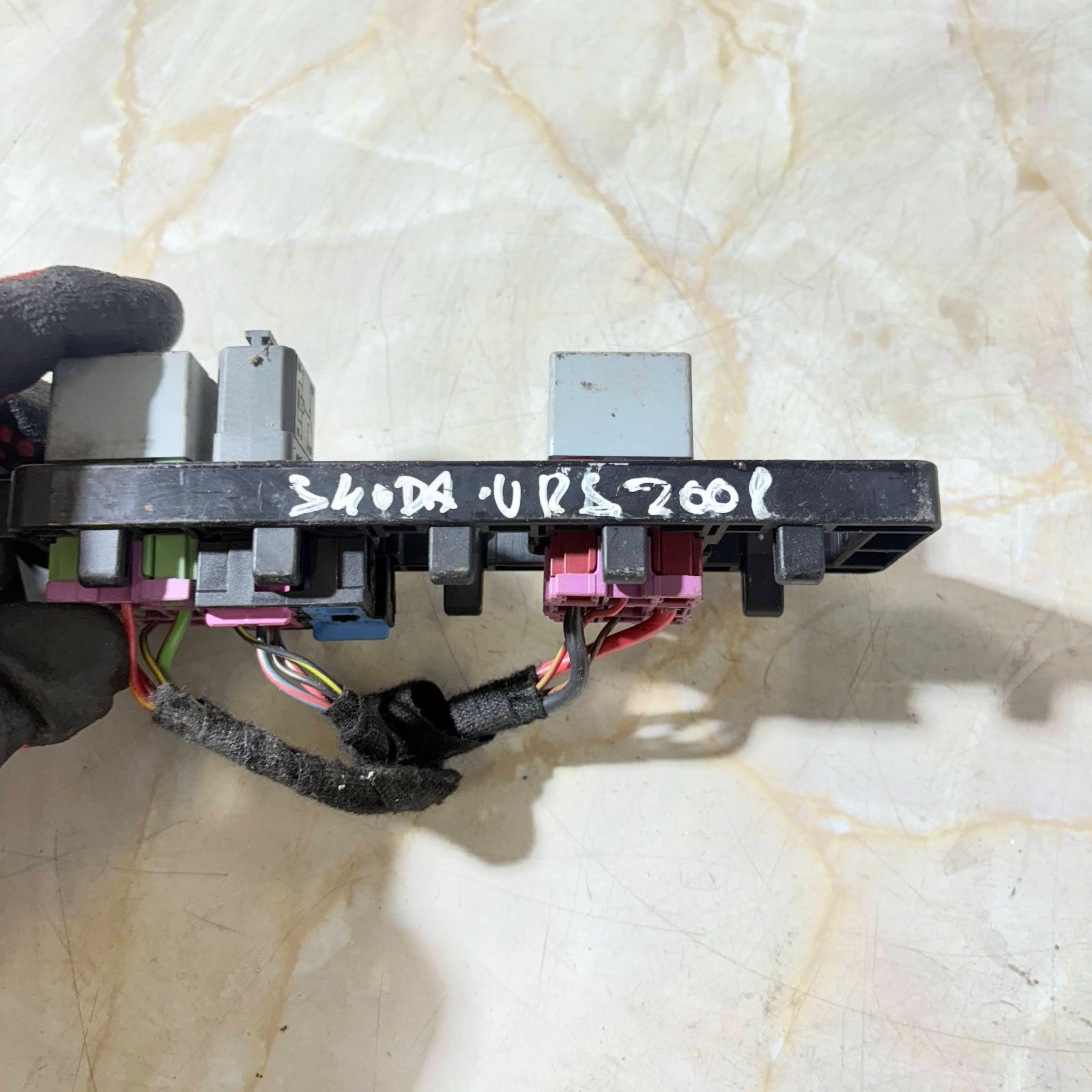 Skoda Superb 2009 Fuse Relay Box Mounting Bracket