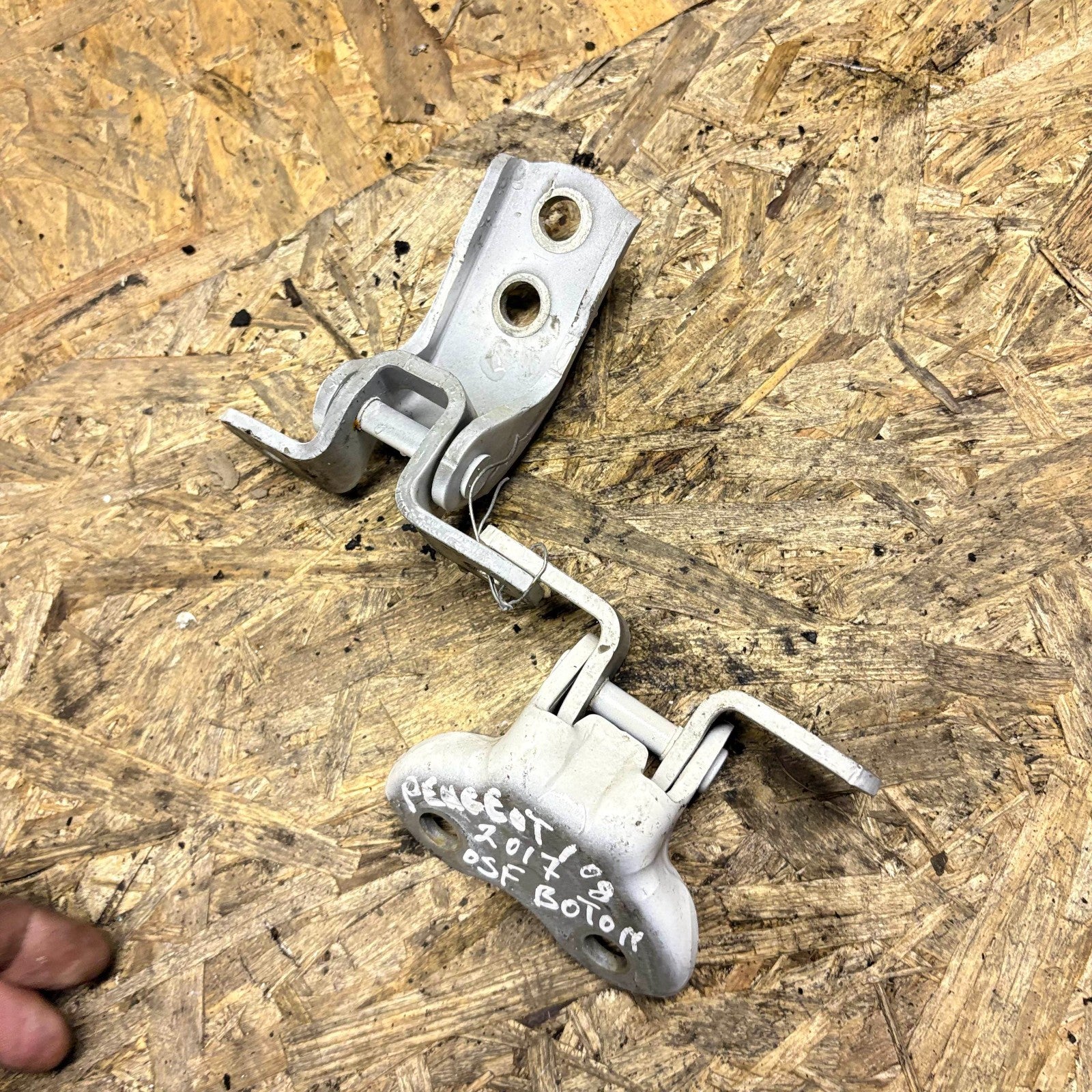 Peugeot 108 2014–2018 Front Right Driver Side Door Hinge Pair