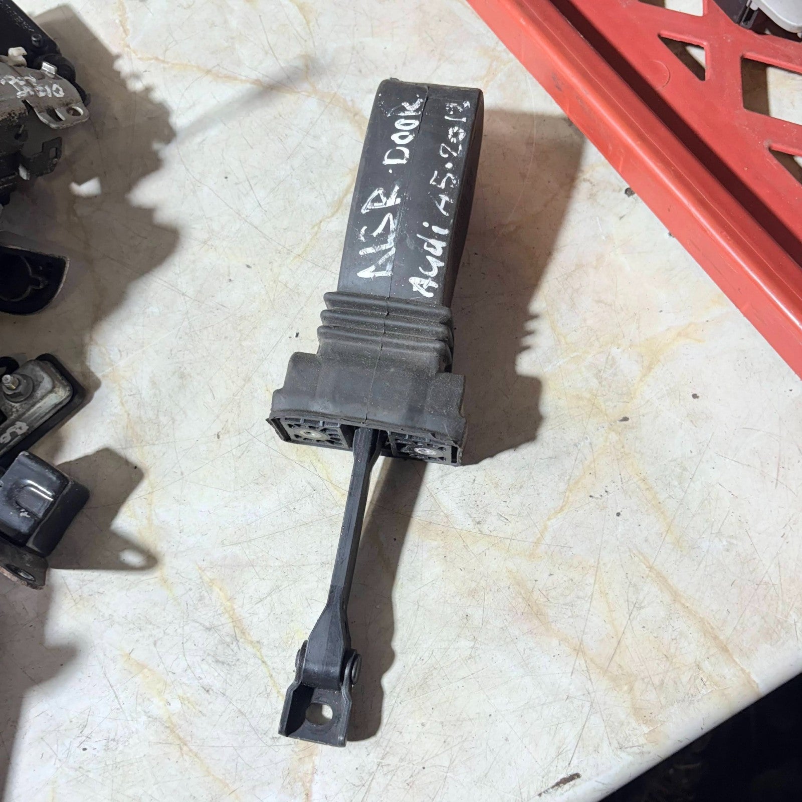08-15 AUDI A5 8T PASSENGER REAR LEFT DOOR CHECK STRAP