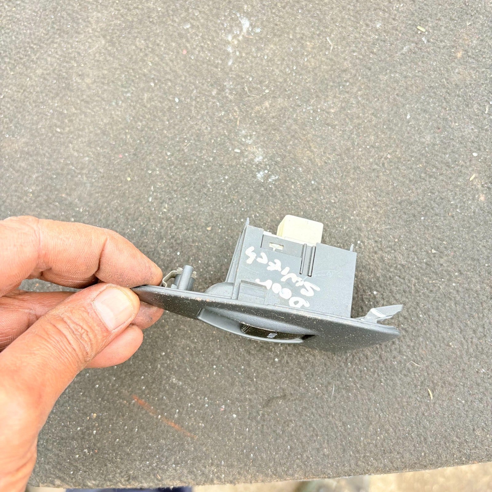 2004-2008 TOYOTA AVENSIS PASSENGER SIDE REAR LEFT WINDOW SWITCH 74272-05020